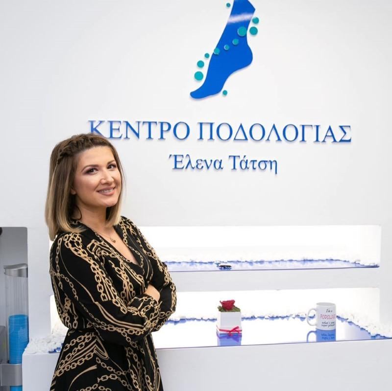 Η Έλενα Τάτση μπροστά στο λογότυπο του Κέντρου Ποδολογίας